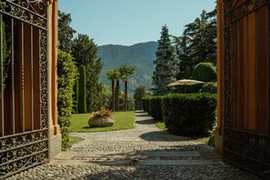 Property grounds - Villa Wirnica – Luxury Historic Villa with Private Pool on Lake Como (Garlate) (Garlate)