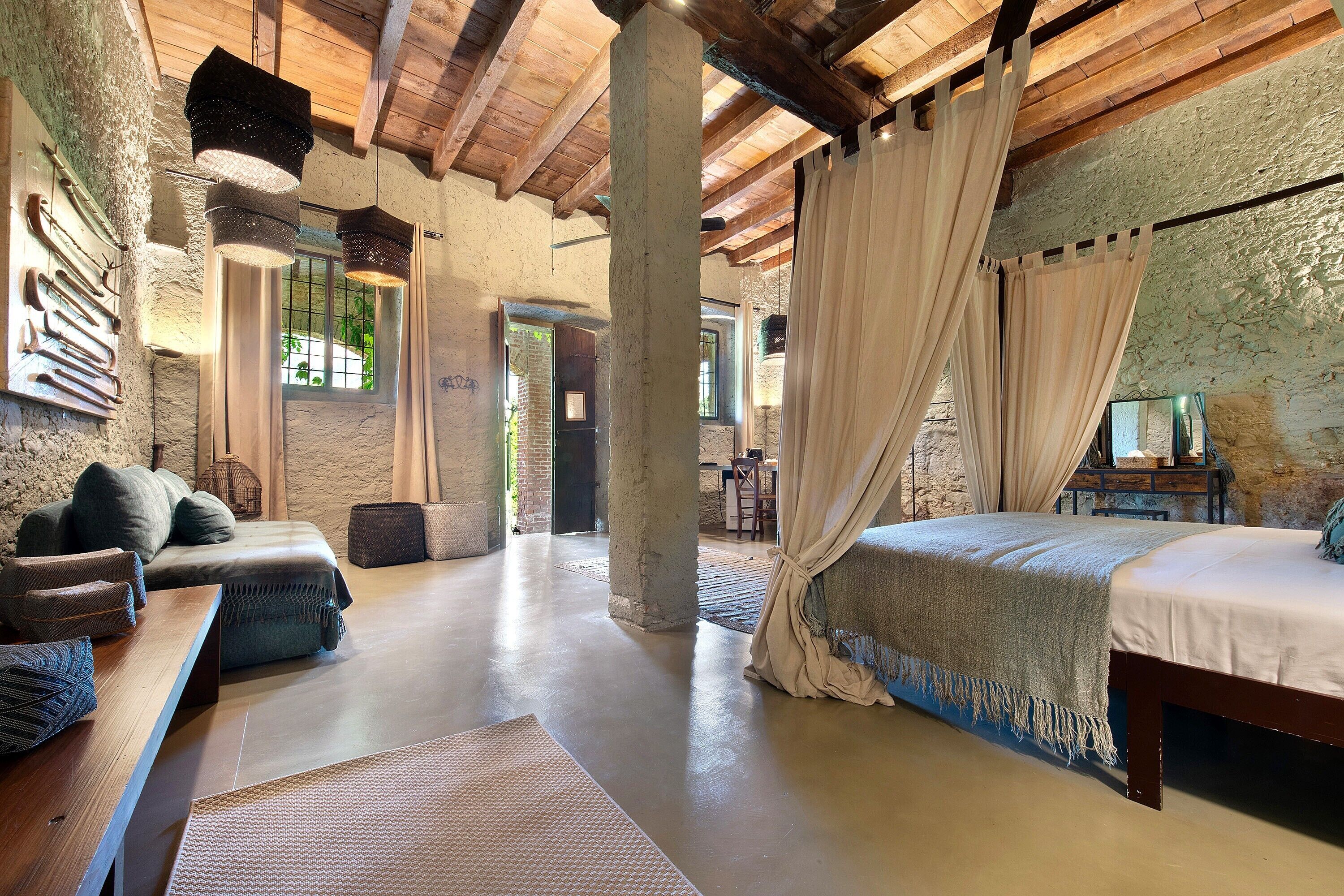 5 bedrooms, iron/ironing board, WiFi, bed sheets