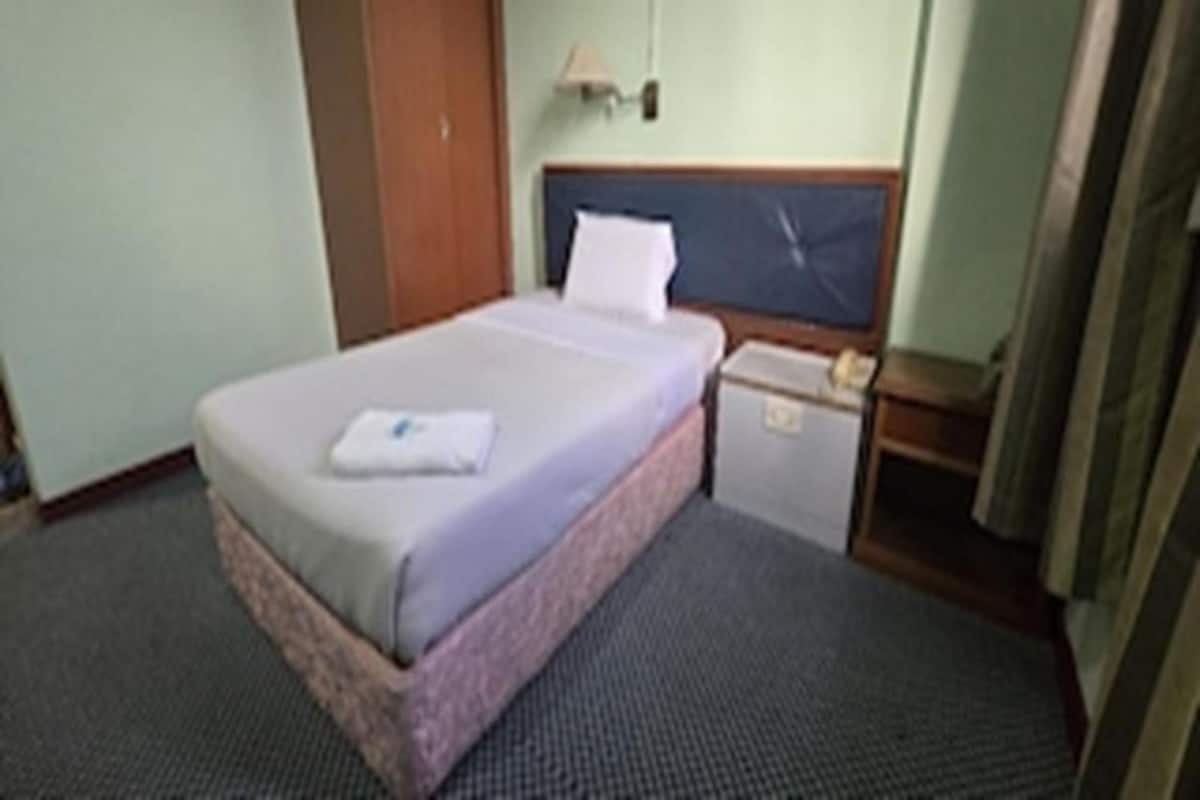 Standard Single Room | Free WiFi, bed sheets