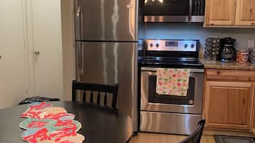 Full-sized fridge, microwave, oven, stovetop