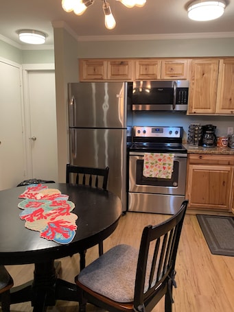Full-size fridge, microwave, oven, stovetop