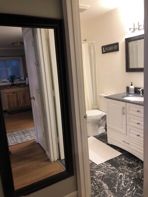 Bañera con ducha, secador de pelo, toallas, jabón