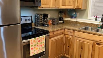 Full-size fridge, microwave, oven, stovetop