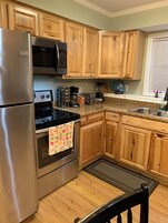 Full-size fridge, microwave, oven, stovetop