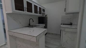 Refrigerador, microondas, horno y cafetera y tetera