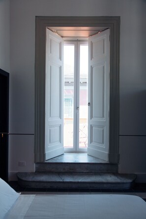 Panoramic room, with balcony and terrace, city view | Nệm cao su hoạt tính (memory foam) 