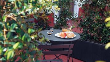 Dagelijks ontbijt met lokale gerechten (EUR 15 per persoon)