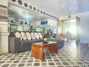 Foosball, books - Casa Del Chen - Budget-Friendly Stay (Aringay)