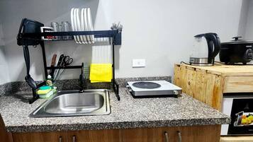 Microwave, stovetop, cookware/dishes/utensils