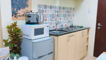 Fridge, microwave, stovetop, cookware/dishes/utensils