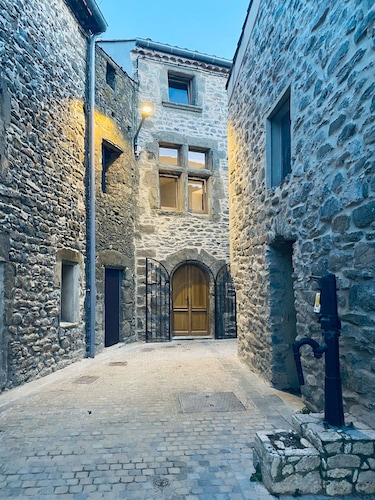 Le Bastion 15 guests, 5 suite, 5 baths, AC