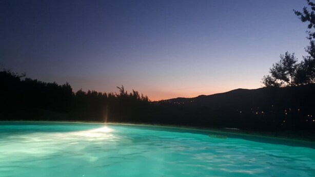 A nighttime view of a pool with a clear sky and a crescent moon. - Quinta de Maiores (Ovil)
