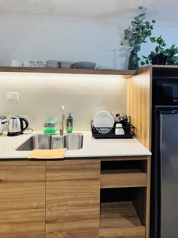 Fridge, microwave, stovetop, cookware/dishes/utensils