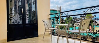  Modern 2 Bedroom Apartment with Parking