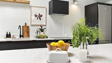 Kühlschrank, Mikrowelle, Ofen, Geschirrspüler