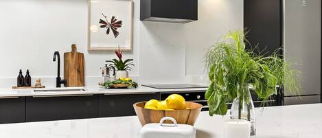 Jääkaappi, mikroaaltouuni, uuni, astianpesukone