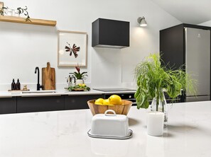 Fridge, microwave, oven, dishwasher - The Warehouse, Clifden Modern and elegant (Clifden)