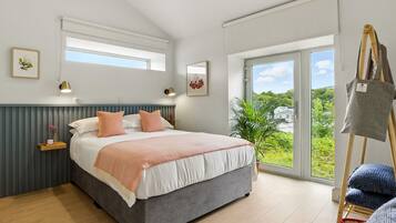 6 bedrooms, iron/ironing board, free WiFi, bed sheets