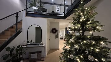 6 bedrooms, iron/ironing board, free WiFi, bed sheets