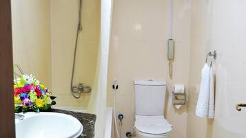 Habitación estándar, 1 cama King size | Baño | Regadera y toallas