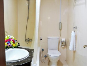 标准房, 1 张特大床 | 浴室 | 淋浴设施、毛巾