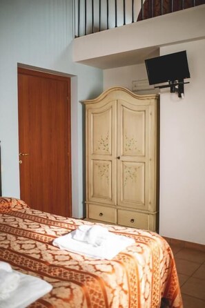 In-room safe, desk, laptop workspace, soundproofing - Miraconero (Porto Recanati)