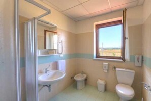 Een douche, een haardroger, zeep, shampoo