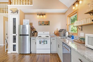 Køleskab, mikrobølgeovn, ovn, kogeplade