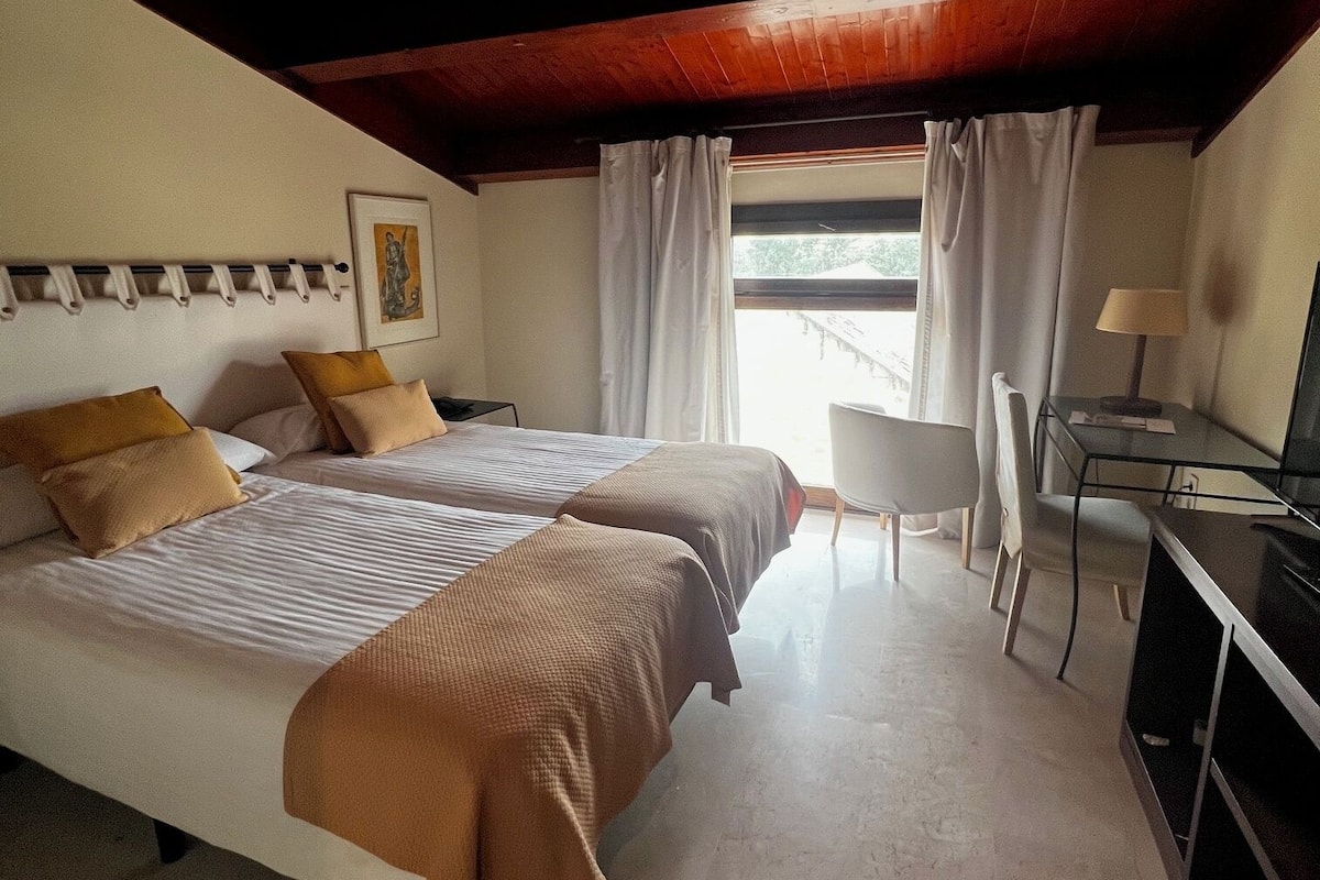 Quarto econômico | Wi-Fi de cortesia, roupa de cama