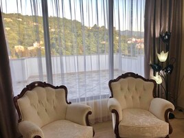 Sistema de insonorización y tabla de planchar con plancha 