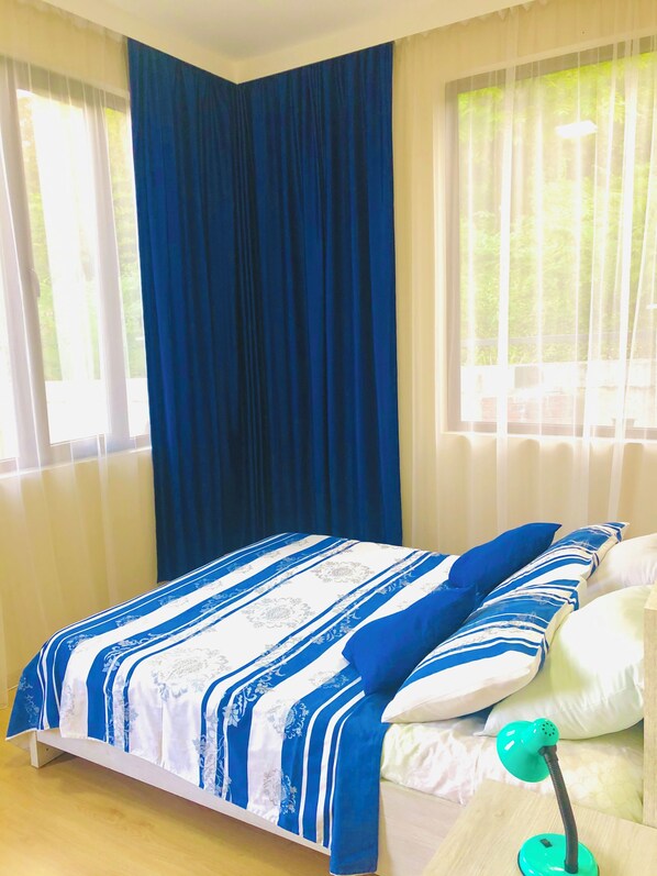 A bedroom with a bed, a desk, and a chair. - Holiday House Green Cape Batumi (Batumi)