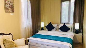 Habitación Deluxe, vistas al mar | Sistema de insonorización y tabla de planchar con plancha
