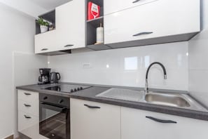 Coffee/tea maker, fridge, oven, stovetop