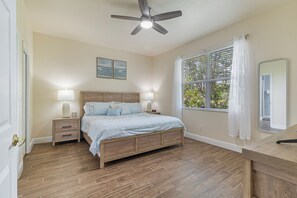 2 bedrooms, desk, free WiFi, bed sheets - Winter Getaway in Amenity Filled Community (North Port)