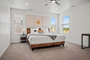 4 habitaciones, escritorio y tabla de planchar con plancha