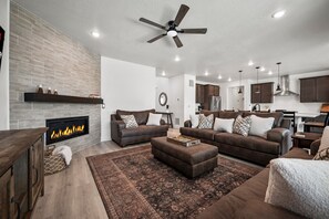 TV connectée, cheminée, écrans d'ordinateur