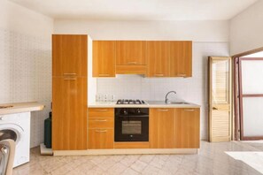 Kühlschrank, Ofen, Herdplatte, Kochgeschirr/Geschirr/Besteck