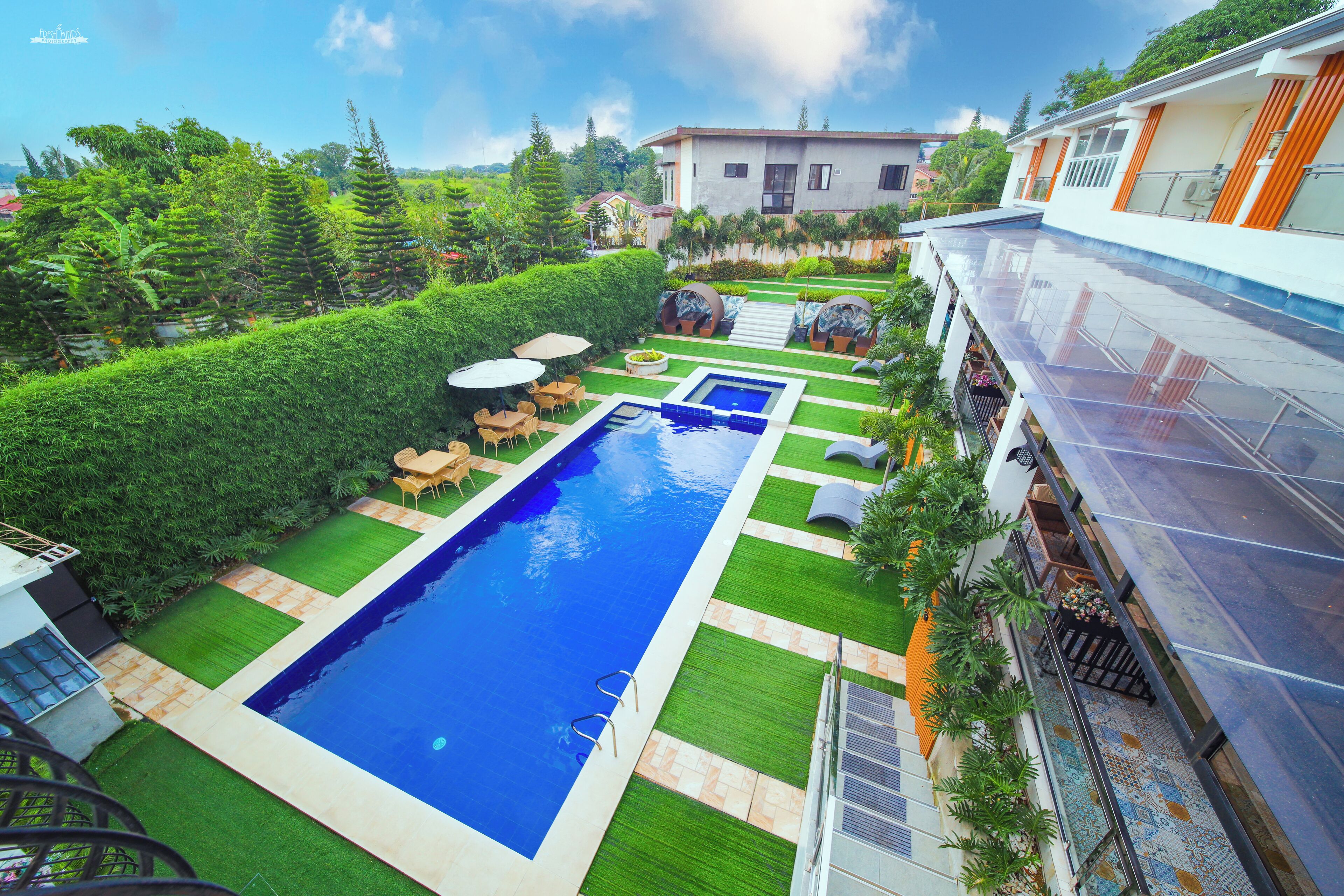 Una piscina al aire libre