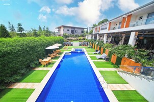 Una piscina al aire libre