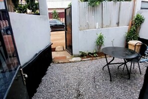 Outdoor dining - 🏡 Charming 1 Bedroom Apartment for Rent (Yaoundé)