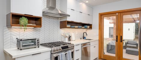 Fridge, microwave, stovetop, dishwasher