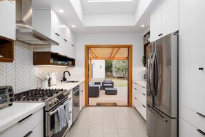 Réfrigérateur, micro-ondes, plaque de cuisson, lave-vaisselle