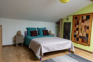 2 bedrooms, iron/ironing board, WiFi, bed sheets - Holiday Home 'Chai Crann Piorra' with Private Terrace, Shared Garden and Wi-Fi (Saint-Genès de Blaye)