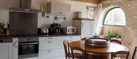 Réfrigérateur, four à micro-ondes, un four, surface de cuisson