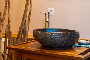 Shower, hair dryer, towels - Holiday Home 'Chai Crann Piorra' with Private Terrace, Shared Garden and Wi-Fi (Saint-Genès de Blaye)