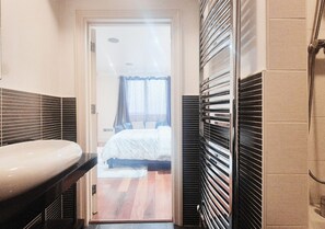 Desk, laptop workspace, blackout curtains, iron/ironing board - Luxurious & Spacious 2BR (Nottingham)