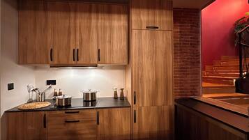 Frigorífic gran, microones, forn i placa de cuina