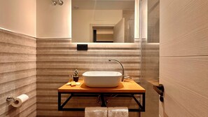 Een douche, handdoeken, toiletpapier