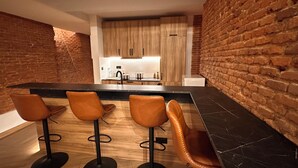 Full-size fridge, microwave, oven, stovetop - Literal Hostel (Madrid)