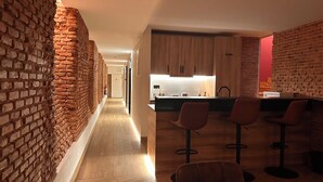 Full-size fridge, microwave, oven, stovetop - Literal Hostel (Madrid)
